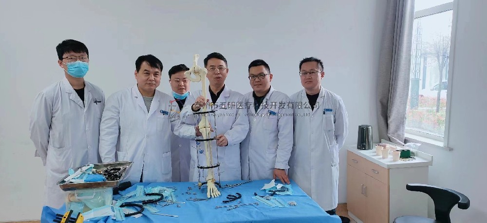 會前培訓(xùn)︱成永忠教授為中國中醫(yī)科學(xué)院望京醫(yī)院南陽醫(yī)院科室醫(yī)生進(jìn)行CO接骨架的現(xiàn)場培訓(xùn)教學(xué)